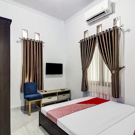 Oyo 91243 Bina Syariah Guest House Cirebon Exterior foto