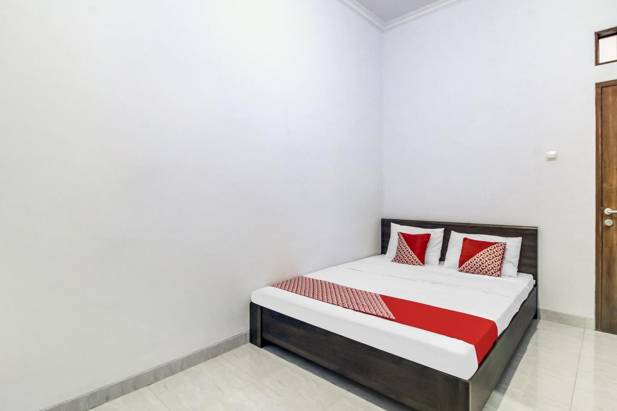 Oyo 91243 Bina Syariah Guest House Cirebon Exterior foto