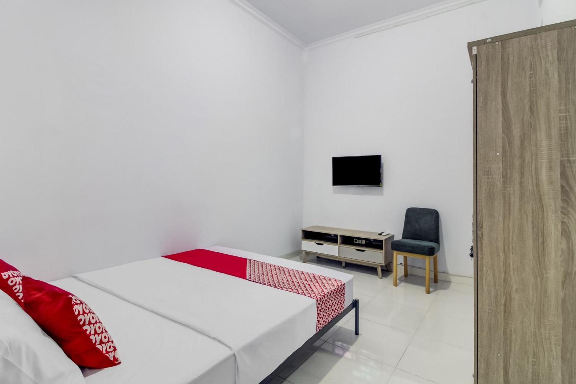 Oyo 91243 Bina Syariah Guest House Cirebon Exterior foto