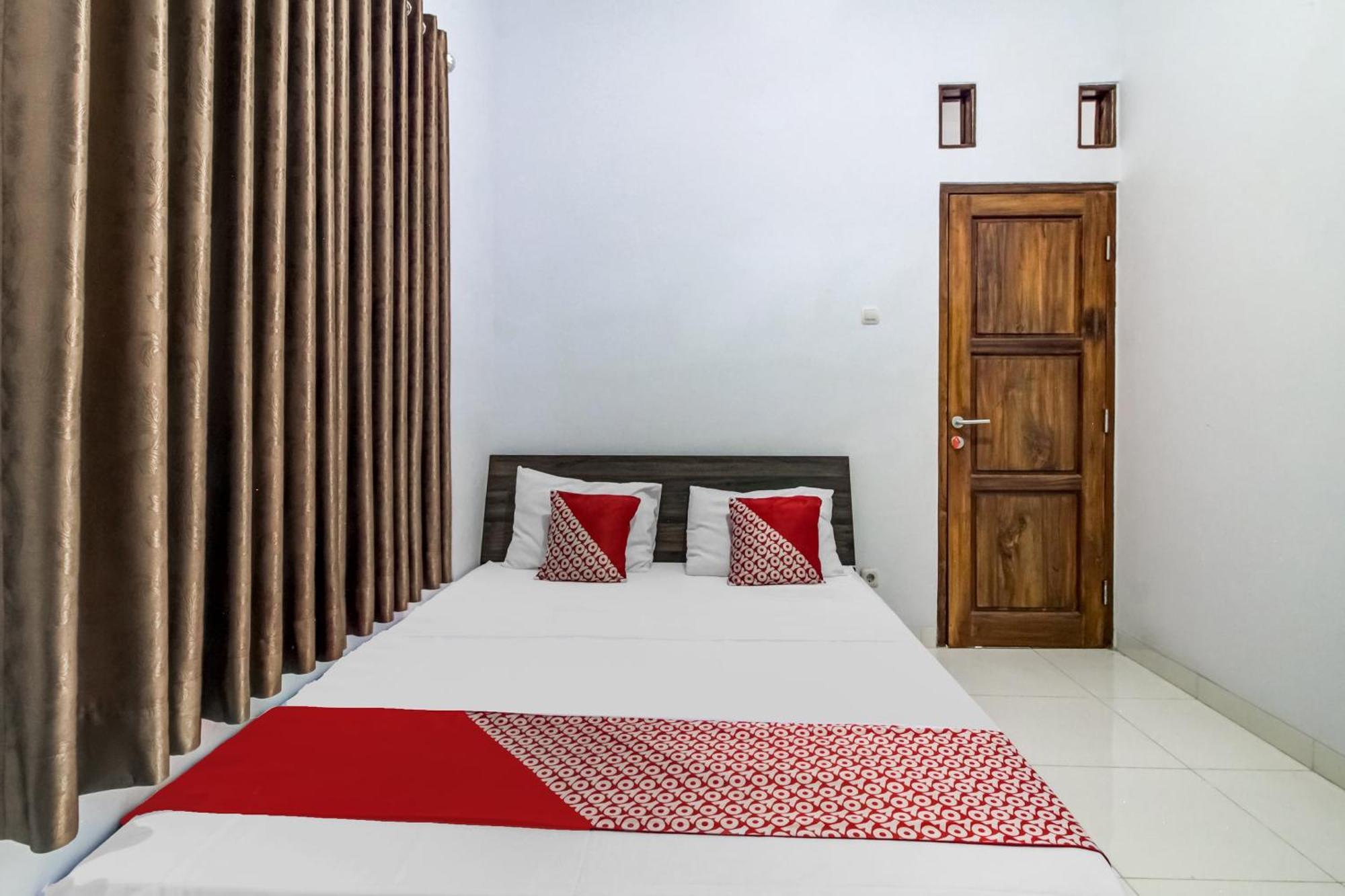 Oyo 91243 Bina Syariah Guest House Cirebon Exterior foto