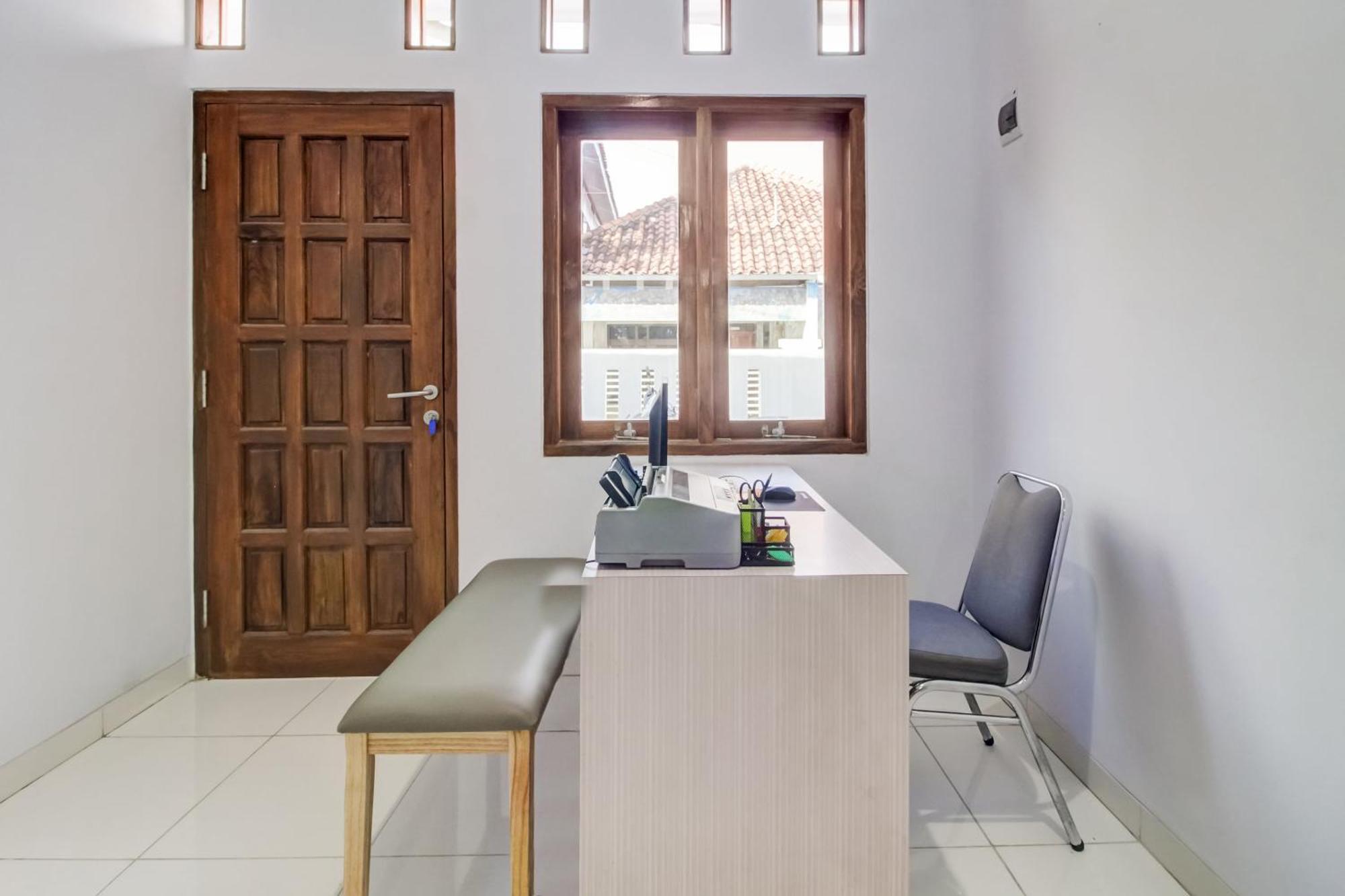 Oyo 91243 Bina Syariah Guest House Cirebon Exterior foto